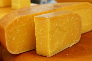 Kesik dilimleri ve sert gouda peyniri tekerleğini kapat.