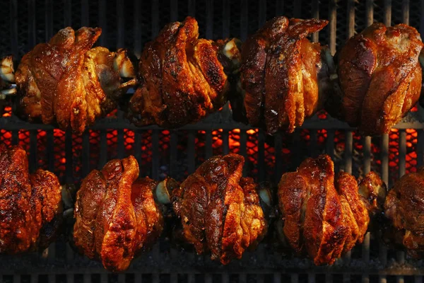 Nudillos de cerdo cocinados lentamente en la parrilla de rotación — Foto de Stock