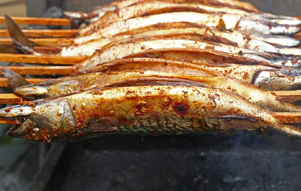 Cocinar bonito pescado de caballa en la parrilla — Foto de Stock