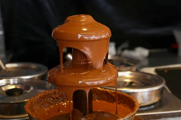 Gros plan de la fontaine de chocolat au lait pour les desserts — Photo