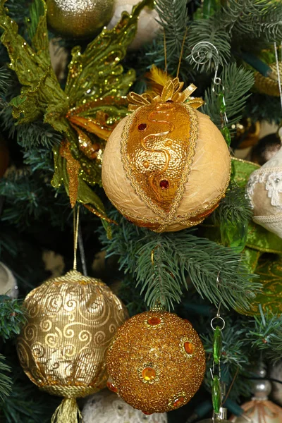 Fechar as decorações da árvore de Natal pendurado — Fotografia de Stock