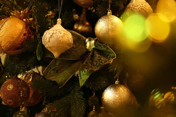 Cerrar Decoraciones del árbol de Navidad colgando — Foto de Stock
