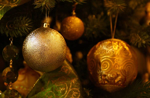 Cerrar Decoraciones del árbol de Navidad colgando — Foto de Stock