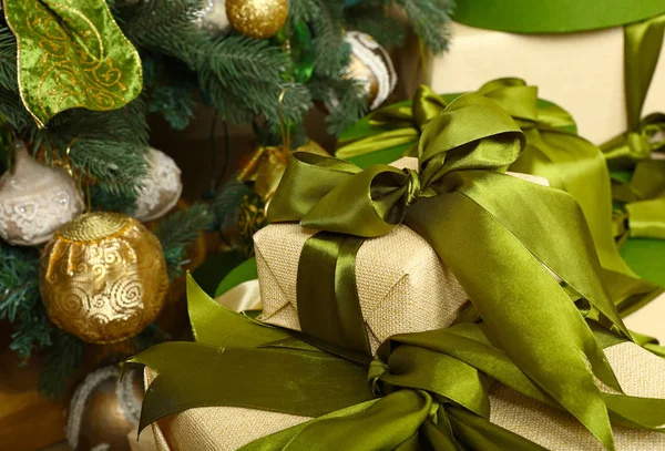 Cerrar cajas de regalo bajo el árbol de Navidad verde — Foto de Stock