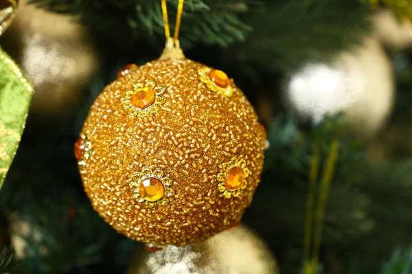 Fechar as decorações da árvore de Natal pendurado — Fotografia de Stock