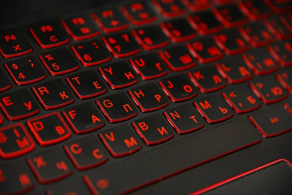 Vermelho levou luz computador laptop teclado — Fotografia de Stock