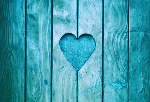 Una forma de corazón tallada en madera vintage de cerca — Foto de Stock