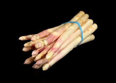 Siyah arka planda izole edilmiş bir grup taze beyaz kuşkonmaz, yüksek açılı görüş.