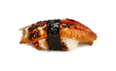 Beyaz arka planda, yüksek açılı yılan balıklı unagi nigiri suşiyi kapat.