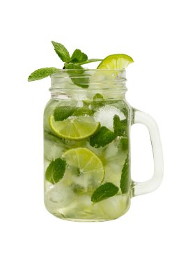 Büyük bir kavanoz dolusu mojito kokteylini nane yapraklı, limon dilimli ve buzlu beyaz arka planda izole edilmiş, düşük açılı bir şekilde kapat.