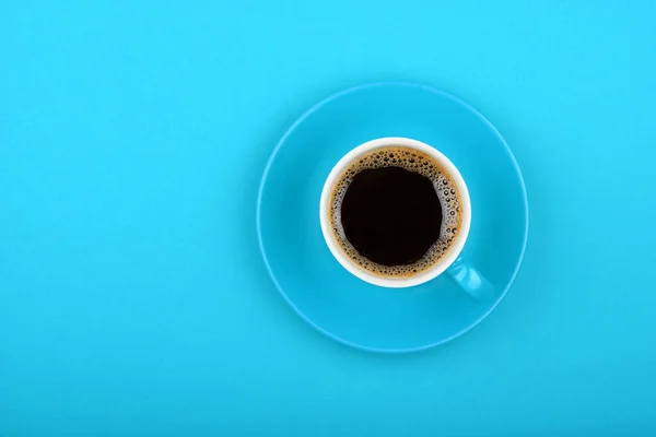 Одна Полная Чашка Черного Мгновенного Отфильтрованного Кофе Блюдцем Голубом Бумажном — стоковое фото