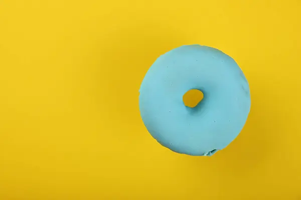 Cerrar Anillo Azul Esmaltado Donut Sobre Fondo Amarillo Vista Superior —  Fotos de Stock