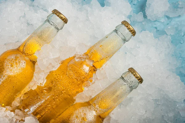 Sluit Drie Heldere Glazen Flessen Koud Pils Bier Gemalen Ijs — Stockfoto