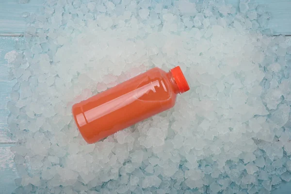Chiudere Una Bottiglia Plastica Pet Succo Pompelmo Rosa Fresco Sfondo — Foto Stock