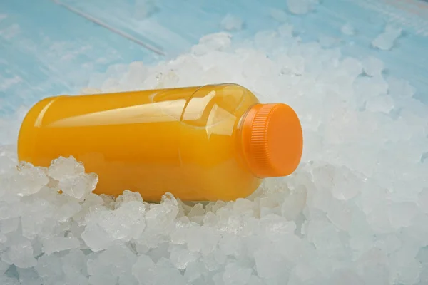 Chiudere Una Bottiglia Plastica Pet Succo Arancia Fresco Sfondo Ghiaccio — Foto Stock