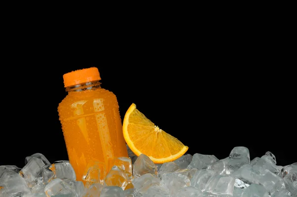 Feche Uma Garrafa Pet Plástico Cheia Suco Laranja Fresco Corte — Fotografia de Stock