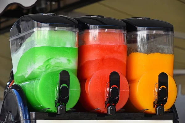 Cercano Verde Rojo Naranja Hielo Granita Batido Bebidas Recipientes Máquina — Foto de Stock