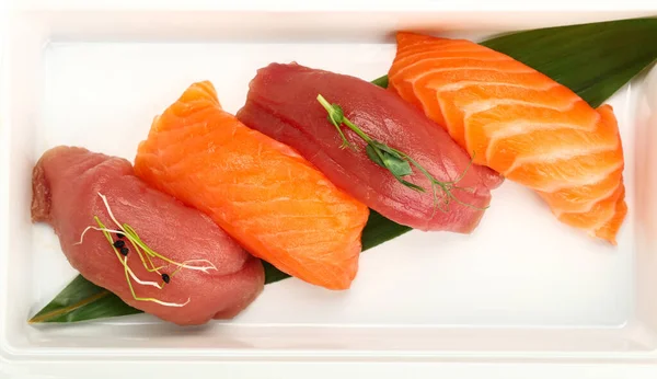 Set Asporto Ravvicinato Sushi Nigiri Con Salmone Crudo Tonno Vassoio — Foto Stock