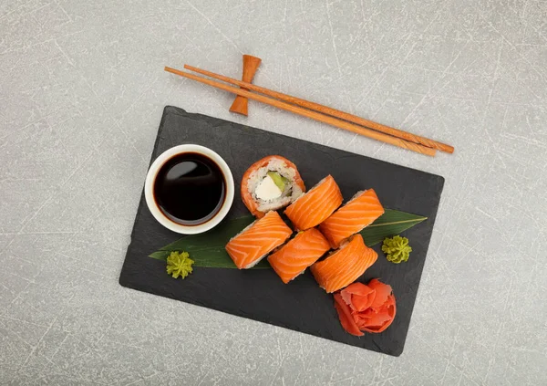 Set Primo Piano Sei Involtini Sushi Philadelphia Con Salmone Crudo — Foto Stock