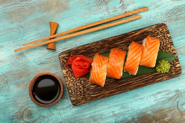 Chiudi Una Serie Sei Involtini Sushi Philadelphia Con Salmone Crudo — Foto Stock