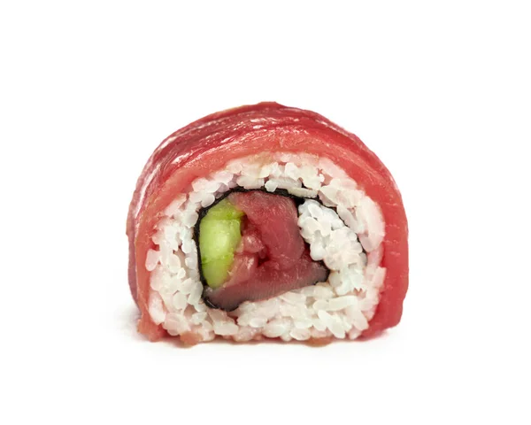 Zamknij Jedną Rolkę Sushi Surowego Tuńczyka Izolowane Białym Tle Niski — Zdjęcie stockowe