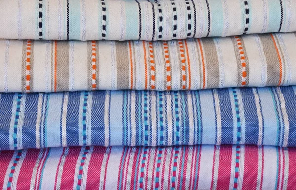 Cerca Toallas Textiles Lino Colores Cobertores Alfombras Playa Colchas Exhibición — Foto de Stock