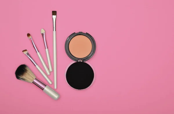 Primer Conjunto Maquillaje Facial Rubor Esponja Beige Cepillo Sobre Fondo — Foto de Stock