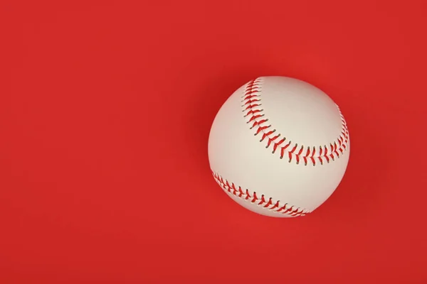 Cerrar Una Nueva Bola Béisbol Con Puntada Roja Sobre Fondo —  Fotos de Stock