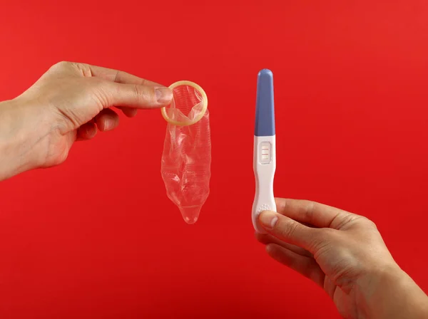 Närbild Kvinna Händer Som Håller Positiva Gravid Graviditetstest Och Kondom — Stockfoto