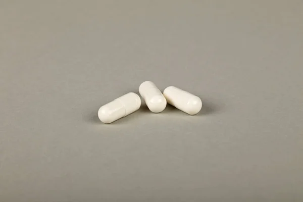 Chiudere Tre Pillole Gel Cap Bianco Della Medicina Sfondo Grigio — Foto Stock