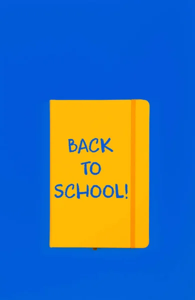 Назад Шкільного Рукописного Знаку Жовтій Шкіряній Обкладинці Ноутбука Фоні Синього — стокове фото