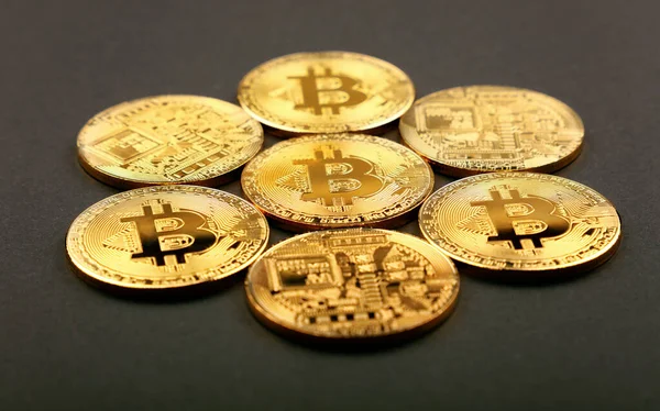 Fechar Grupo Moedas Físicas Bitcoin Dourado Fundo Preto Com Espaço — Fotografia de Stock