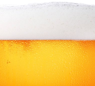 Buzlu bardaktaki köpüklü lager birasının arka plan dokusunu kapatın. Düşük açılı, kenarlı, köpüklü.