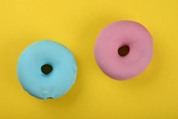 Cierre Dos Rosados Azules Anillos Rosca Sobre Fondo Amarillo Vista —  Fotos de Stock