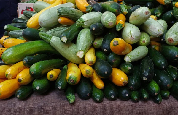 Close Fresh New Green Yellow Zucchini Retail Display Farmers Market — Stock Photo, Image