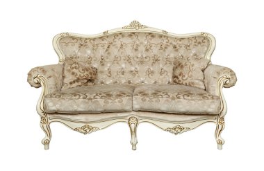 Bej renkli retro Chesterfield tarzı kanepe. Koltuk yastıkları beyaz arka plan, alçak açı, ön manzara.