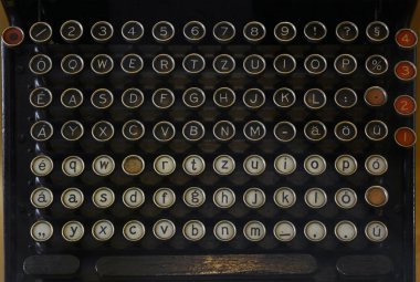 Yuvarlak düğmeli, yüksek açılı, kişisel perspektifli eski antika daktilodan Latince klavye