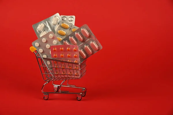 Feche Vários Blisters Diferentes Pílulas Carrinho Compras Pequeno Sobre Fundo — Fotografia de Stock