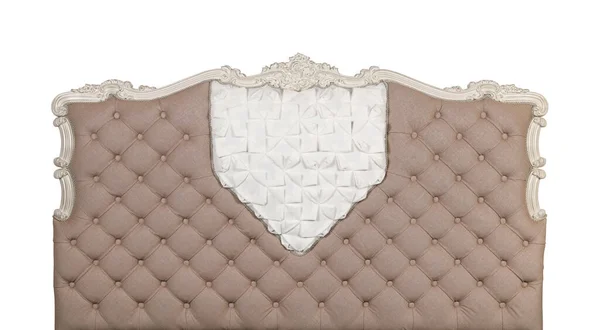 奇斯特菲尔德风格沙发的米色软管织物床头板 有雕刻木架 白色背景 前视图隔离 — 图库照片