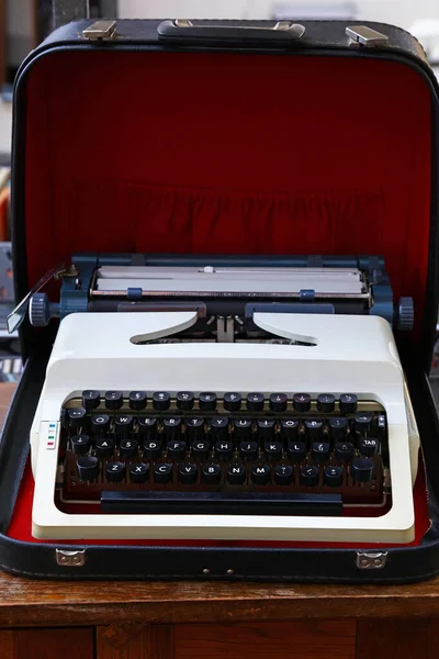 Close One Old Portable Desk Typewriter Latin Alphabet Keyboard Open — Stock Photo, Image