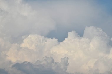 Mavi gökyüzü üzerinde ağır beyaz bulutlar, alçak açı manzaralı güzel bulutlar.