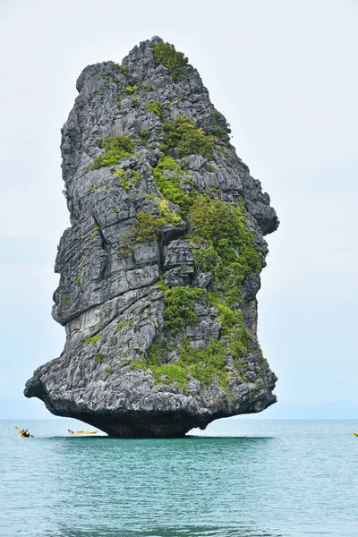 泰国昂通国家海洋公园美丽的岩石岛 — 图库照片