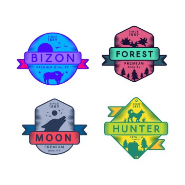 Bizon ve Orman, Ay ve Avcı Rozetleri Set Logosu. Renkli Eşya Markası Premium Kalitesi. Wolf and Dog, Buffalo ve Geyik Siluetleri Tasarım Logotype Şablonu Düz Çizimler