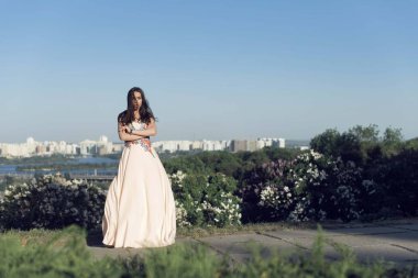 Botanik bahçede yürüyüş uzun elbiseli kız