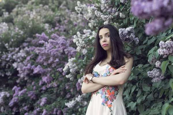 Dívka Dlouhých Šatech Chůzi Botanické Zahradě — Stock fotografie