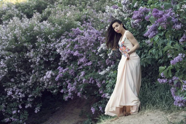 Botanik bahçede yürüyüş uzun elbiseli kız