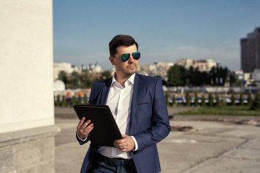 Yalnız adam iş tarzda giyinmiş