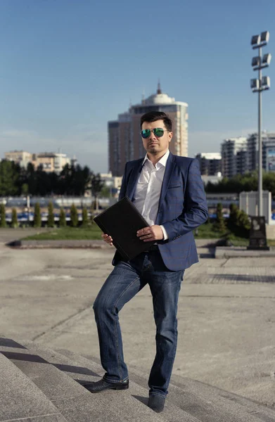 Hombre solitario vestido con estilo de negocios —  Fotos de Stock