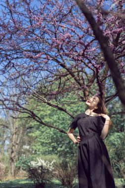 Yeşil parkta Nisan yürüyüş