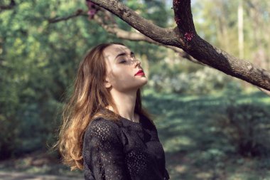 Yeşil parkta Nisan yürüyüş